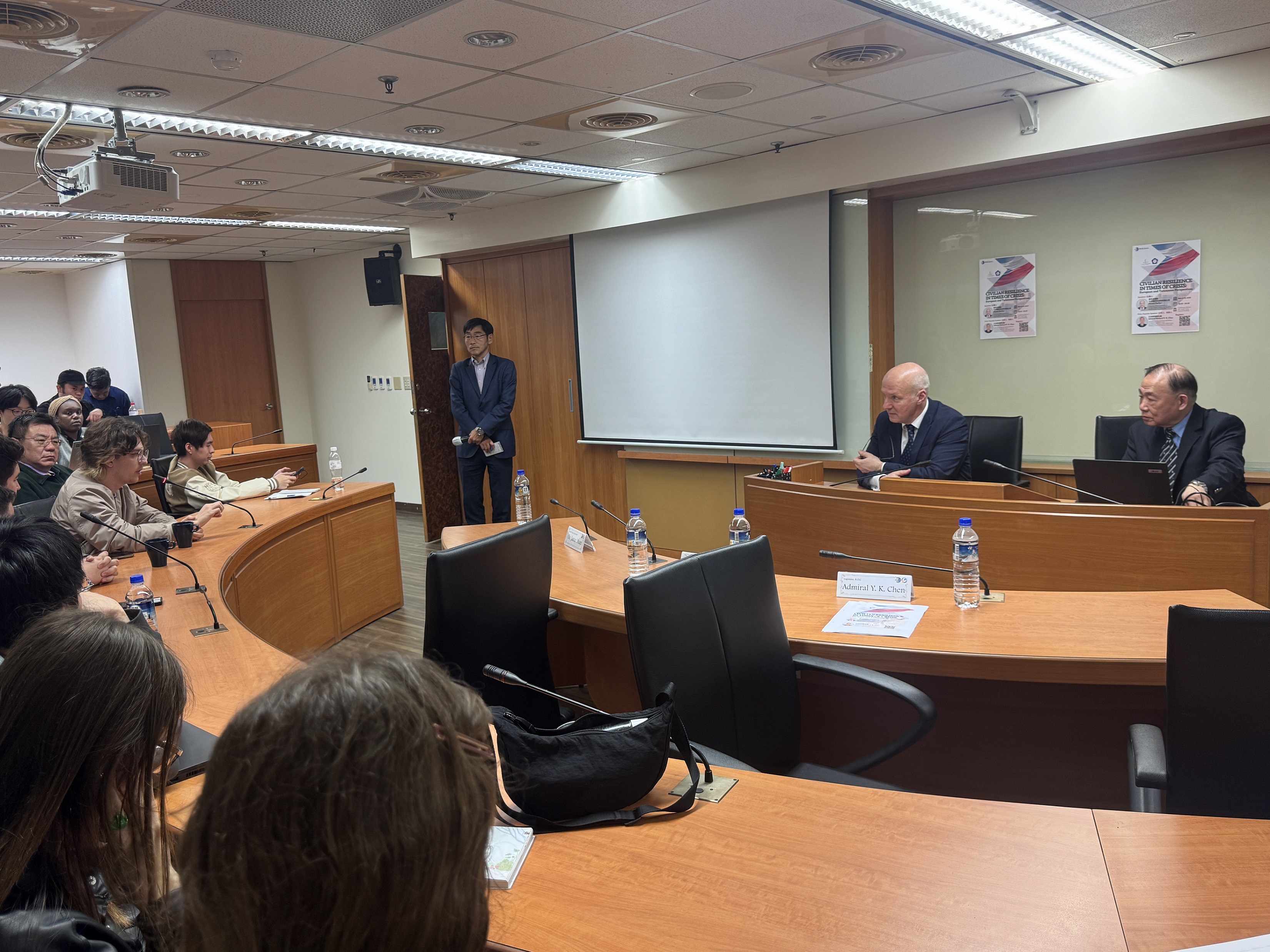 Dr. Yuan hosted the Q&A session. Students proposed questions and opinions and had further discussions with Senator Fischer and Legislator Chen.